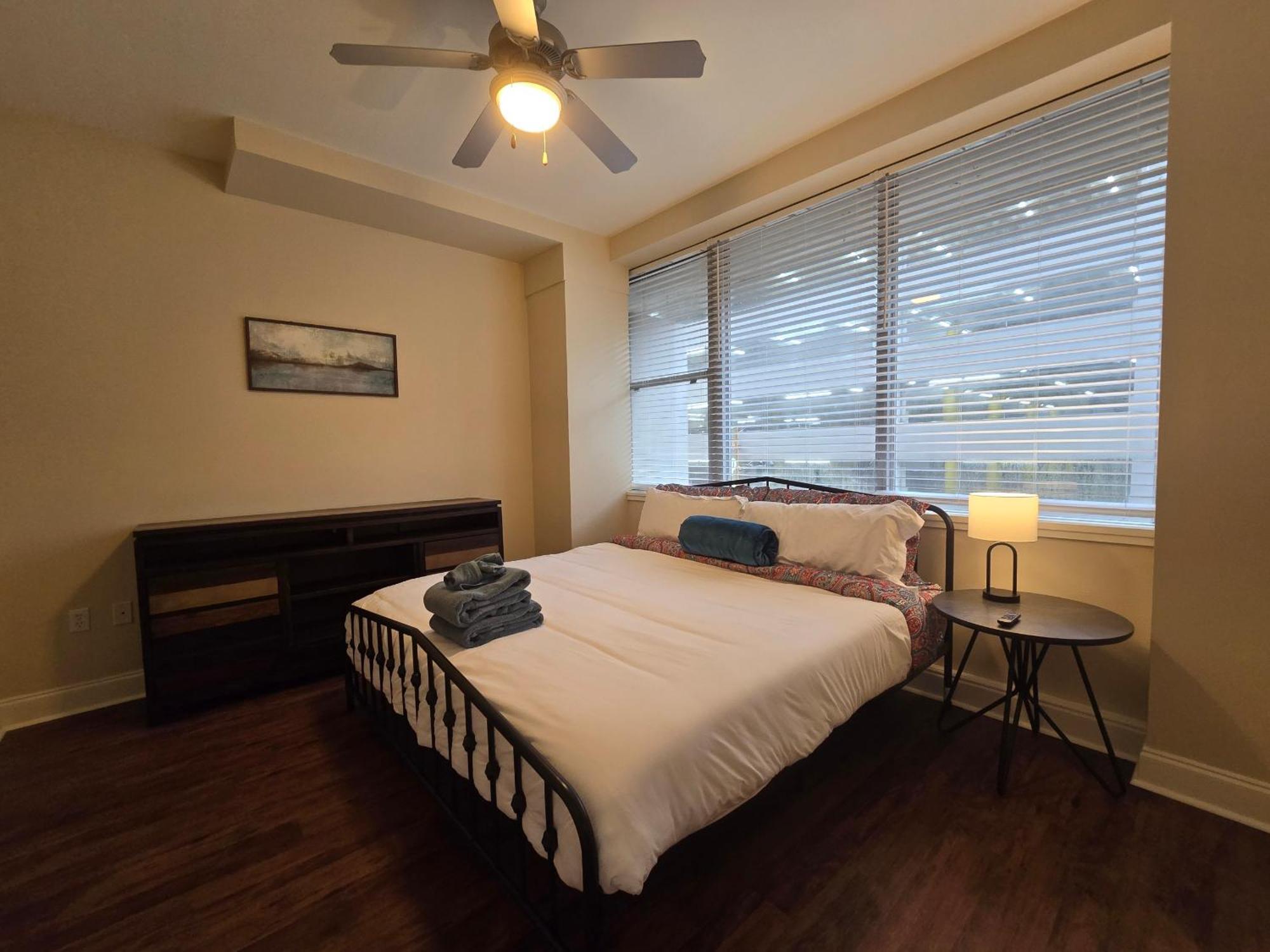 Amazing Condos Beautiful View 2 Blocks To French Quarter, Small Rooftop Pool, Gym, Seanger Theater, Super Dome, And Bourbon St Новый Орлеан Номер фото
