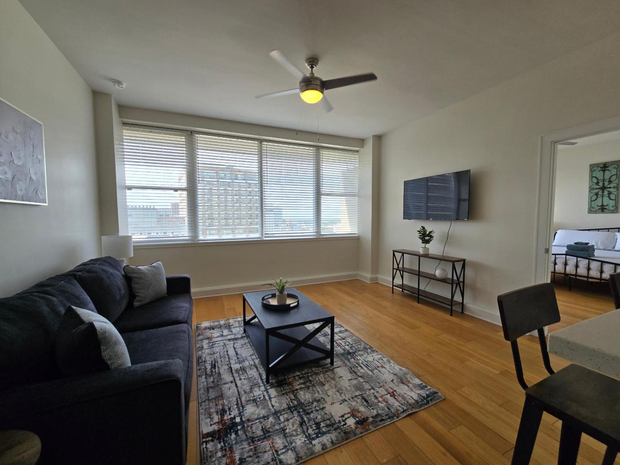 Amazing Condos Beautiful View 2 Blocks To French Quarter, Small Rooftop Pool, Gym, Seanger Theater, Super Dome, And Bourbon St Новый Орлеан Номер фото
