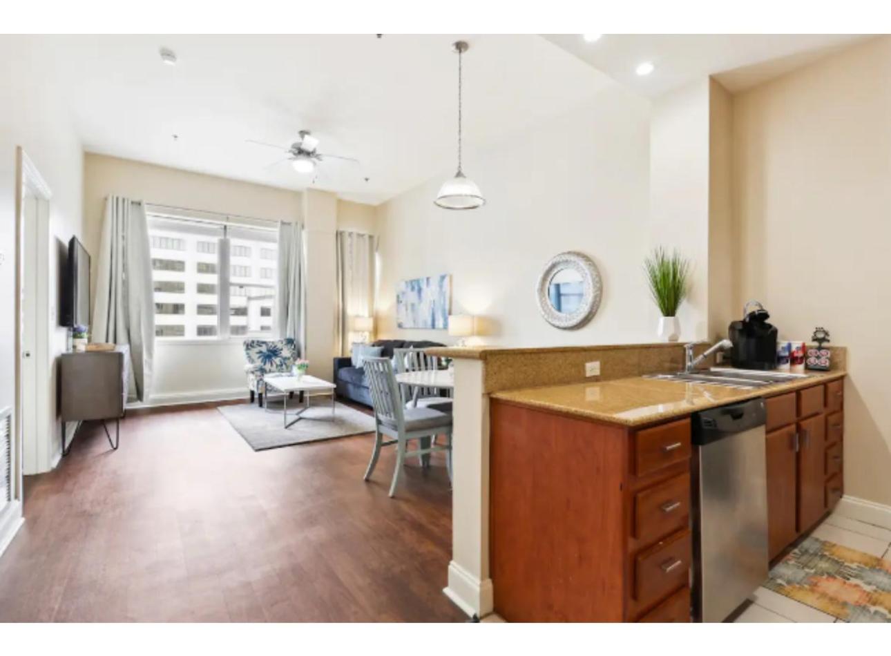 Amazing Condos Beautiful View 2 Blocks To French Quarter, Small Rooftop Pool, Gym, Seanger Theater, Super Dome, And Bourbon St Новый Орлеан Номер фото