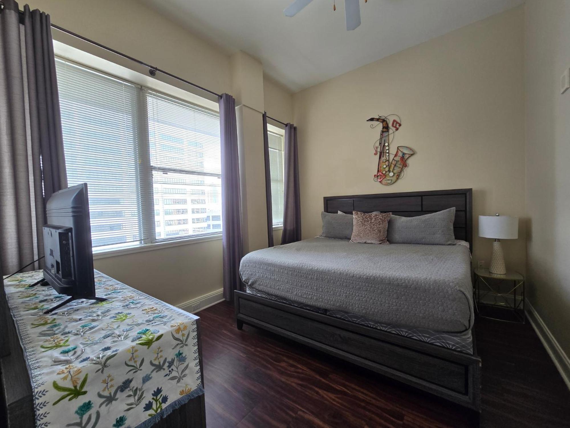Amazing Condos Beautiful View 2 Blocks To French Quarter, Small Rooftop Pool, Gym, Seanger Theater, Super Dome, And Bourbon St Новый Орлеан Номер фото